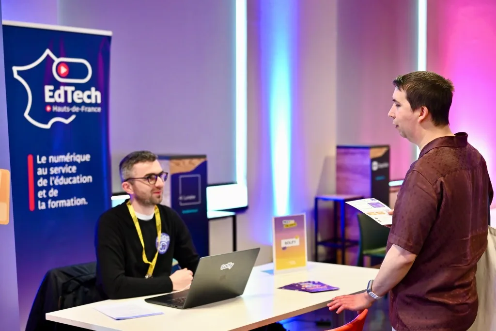 Équipe Solfy lors d'un événement EdTech dans les Hauts-de-France, échange avec un visiteur.
